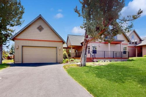 Inviting home with expansive deck BBQ grill & access to Eagle Crest Resort