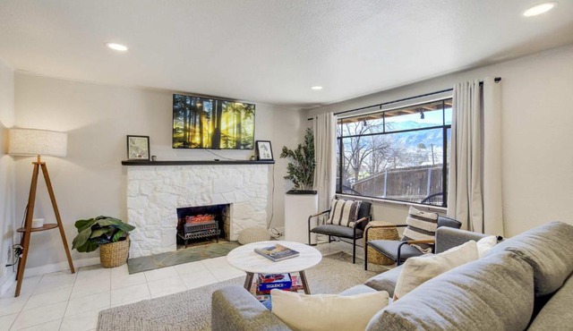 Ivywild Flat Pet Friendly Near Broadmoor w Views