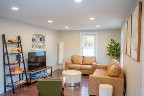 Jefferson & Grounds 3BR Steps from HWS and Hot Tub