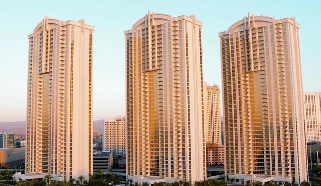Jet Luxury at The Signature Condo Hotel