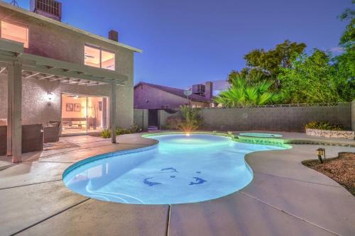静 Tokyo Escape - Chinatown Heated Pool Retreat near the Strip with Hot Tub, Pool Table, Dog Friendly