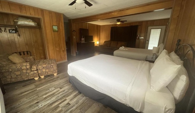 JIS12 - Budget friendly queen studio with full kitchen, two queen beds and sleeper sofa