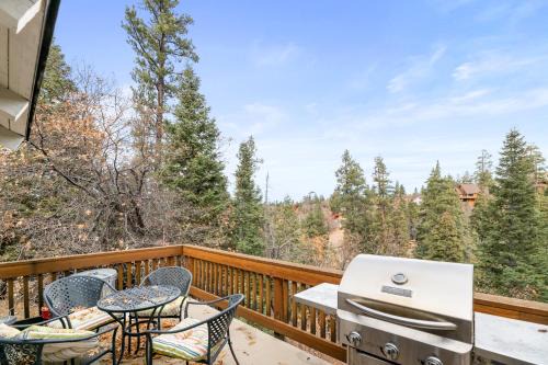 Joebellarue Home - 3BR Chalet with Forest Views, Fireplace, Deck, BBQ