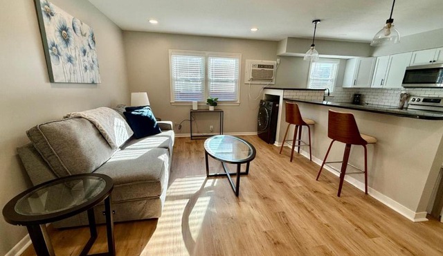 Joslyn 1- Newly Refinished 1 Bdrm