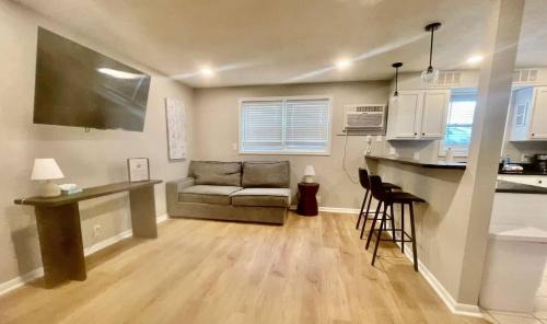 Joslyn 12-Newly remodeled 1 BDRM