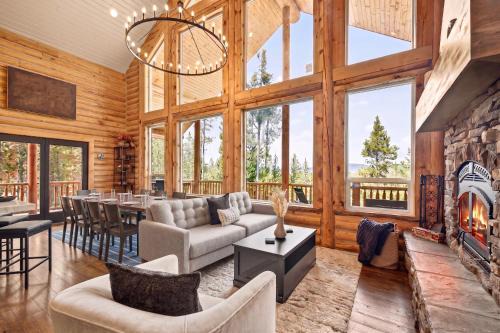 KABINO: Elevated Mountain Views 3 Stories Privacy Trails Yellowstone