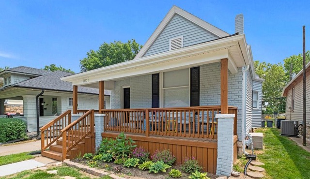 KC Explorer - Walkable 39th St Bungalow Parking
