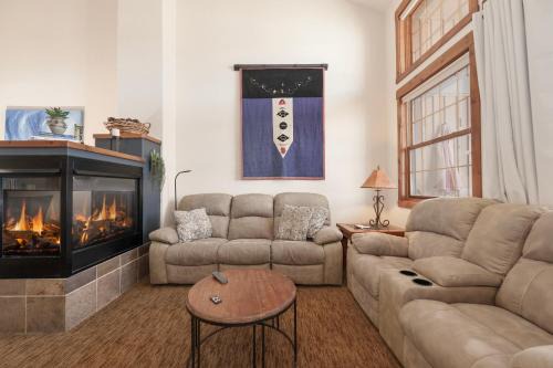 Kicking Horse Palomino 7-302