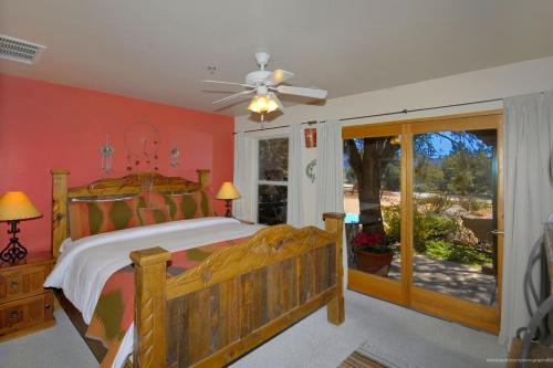 King bedroom - shared hot tub - breakfast included
