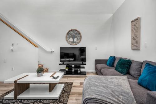Koreatown 1 Bedroom Loft with 2 Beds Free Parking Wifi
