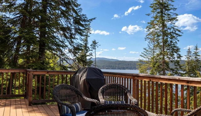 Lake CDA View 4BR Sleeps 12 Dog-Friendly