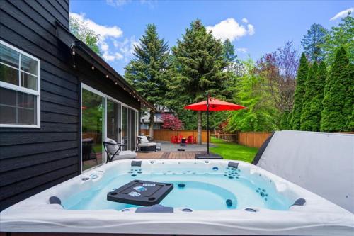 Lake, Hot Tub, Golf Retreat