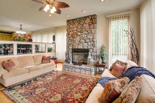 Lake Ouachita Vacation Rental w/Community Pool