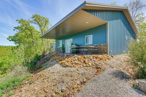 Lake Views, Fire Pit! ‘Blue Cabin’ Ozarks Getaway