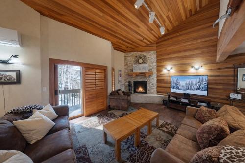 Lakeside Cabin 1687 home