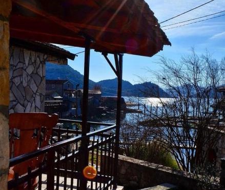 Lakeside oasis home Karuc