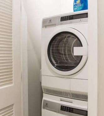 Large 1 Bed apt in the Heart of Downtown