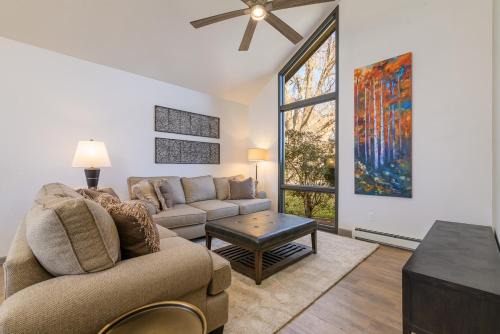 Large 4 Bedroom Home with Hot Tub and Fenced Yard - NO XTRA FEES!