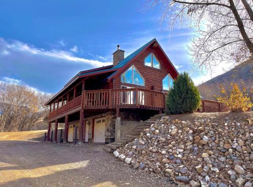 Large Off-Grid Luxury Cabin- creek land & views