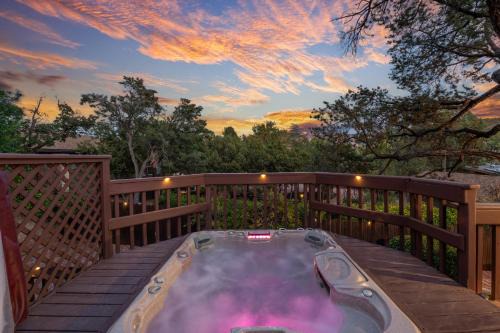 Large Spanish Villa -Hot tub- Pool -Gym- Game Room