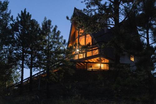 'Lazy Bear Lodge' in Florissant w/Mountain Views!