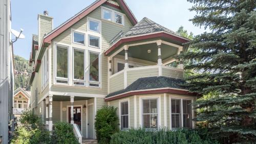 Legacy House by AvantStay