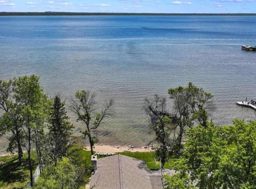 Life Is Good Lodge lakefront with sandy beach