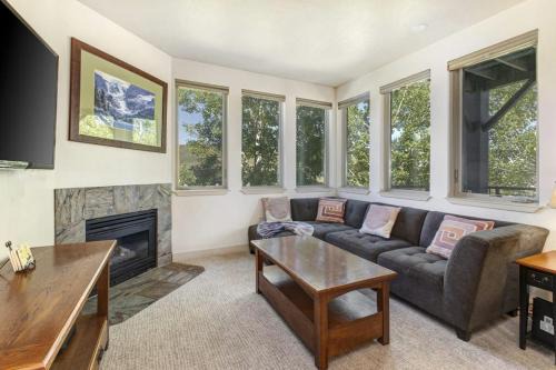 Light-filled condo with heated pool & hot tub near shopping & skiing