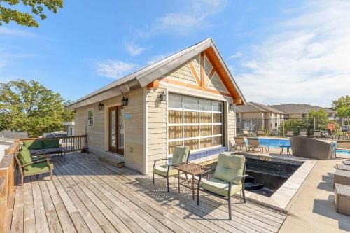 Lighthouse Lodge Pool House - Lakefront studio on the pool deck