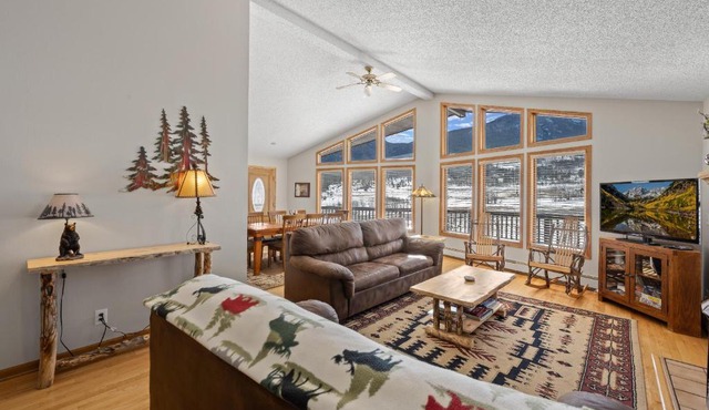 Lily Mountain Lodge - Amazing Mountains Views, Private Hot Tub, Great Location