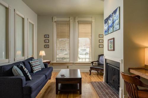 Local Artist Suite #1 - Queen Anne Bed & Breakfast