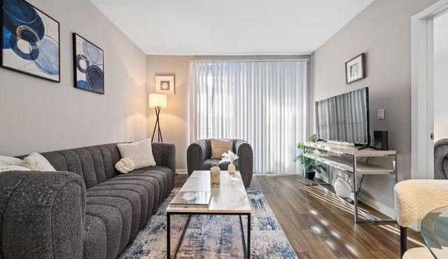 Location Walk to the beach Chic Condo!