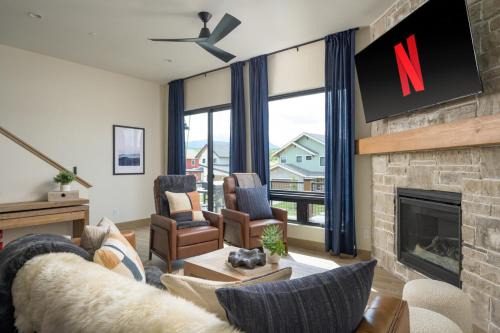 Lodge 212 Brand New LUXE Designer Home and Hot Tub