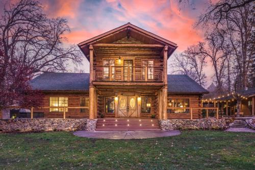 Log Cabin sleeps 20 with hot tub, EV Charger, firepit