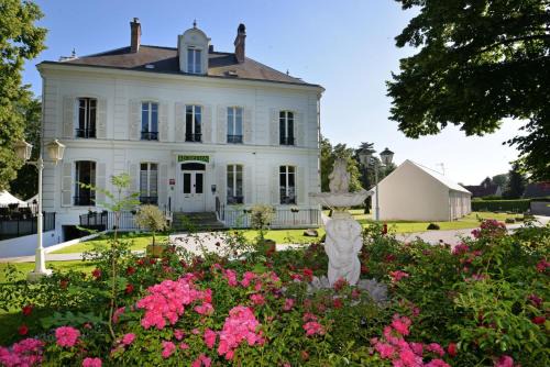 Logis - Hostellerie Le Chatel Nangis in Nangis