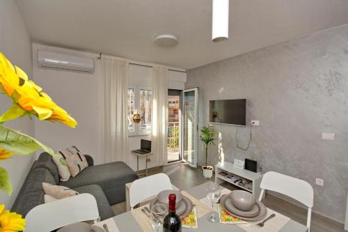 Lola - New, best located, elegant & super tidy
