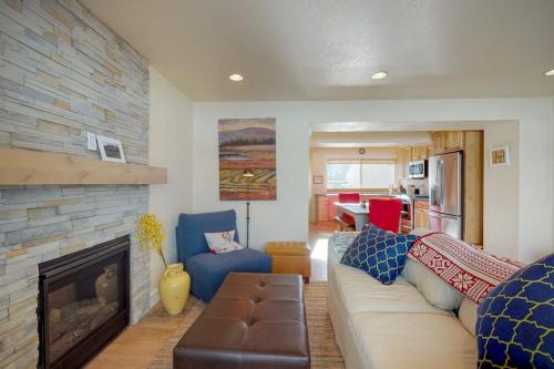 Lovely condo with fireplace WiFi washer & dryer - great location
