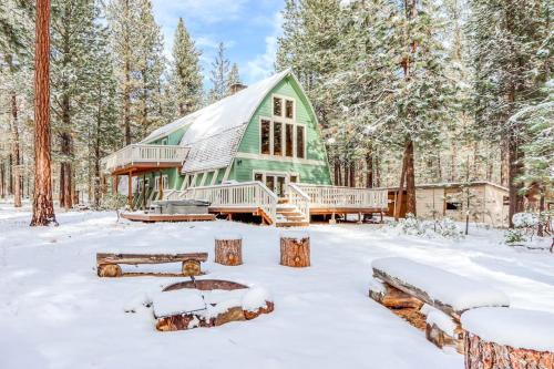 Lovely home by waterfalls with firepit hot tub & washer&dryer - dog-friendly