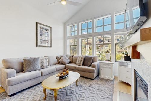 Lovely mountain-view condo with shared hot tub pool & more - walk to lifts