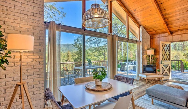 Lovely Oakhurst Cabin w/Deck & Mtn Views!