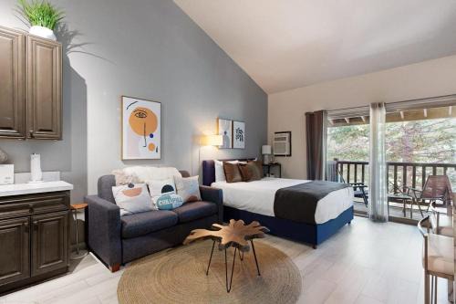 Lovely studio in the heart of town with Pool & Hot Tub on-site WiFi & deck