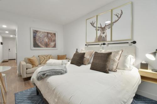 Lux studio hot tub king bed views gym DeerVly