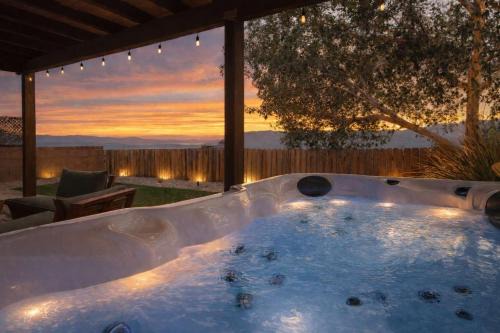 Luxe Lakeview Villa - Hot Tub - Mountain Serenity