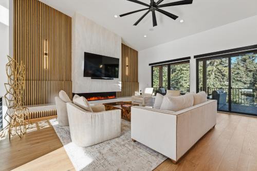 Luxe Park City Vacation Home, 4BR, Smart-Home Tech, Mountain Views, Minutes to Ski Resorts