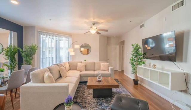 Luxurious 3BD - Gym, W-D, Parking - Sleeps 8