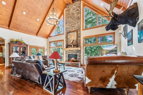 Luxurious 5BDR Getaway with Hot Tub and Mountain Views