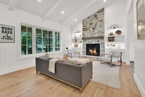 Luxurious Lake-View Retreat in Historic Old Huntsville Spa Sauna Hot Tub Heated Driveway
