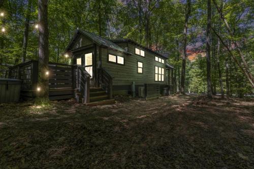 Luxurious Tiny Cabin with Hot-Tub and Fire Pit in Tennessee
