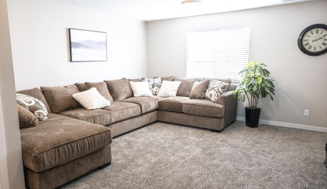 Luxurious Townhome Suites Near Airport #4