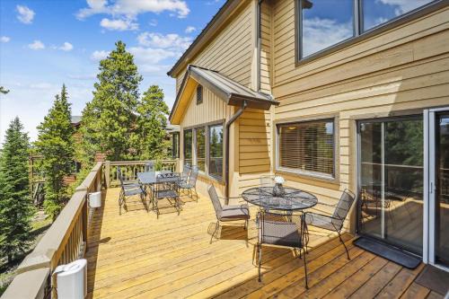 Luxury 5 bedroom Mountain View Lodge in Breckenridge, perfect for 12 guests with stunning views